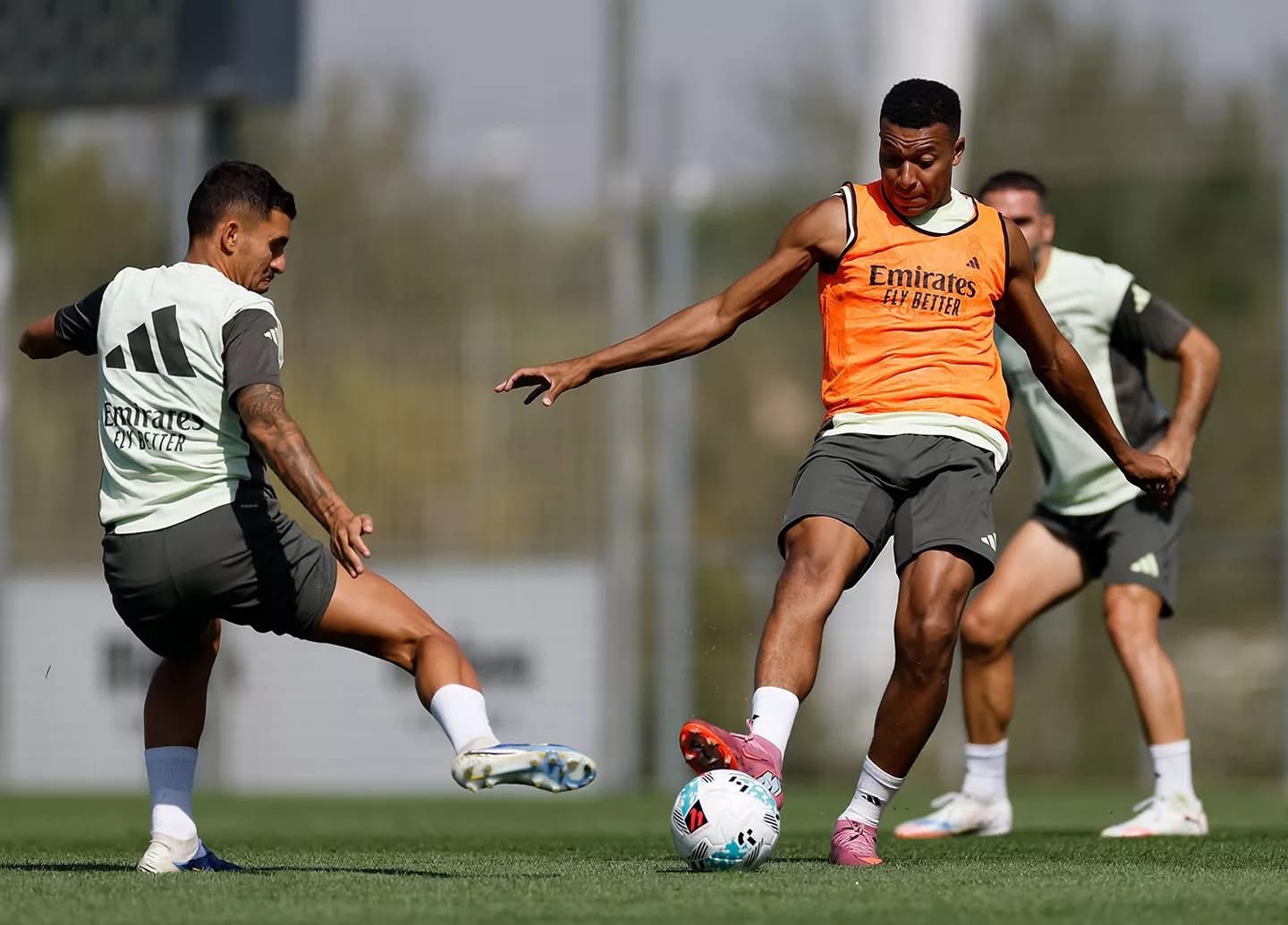 清晨西甲传出新动向，皇家马德里回应争议，管理层表态——媒体盛赞，团队化学反应显著的简单介绍